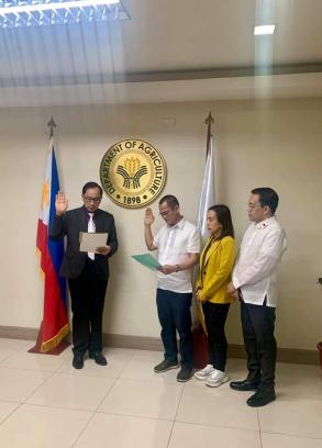 Engr. Zamsamin Ampatuan took his oath before DA Sec. William Dar (left) as Ampatuan's wife and another relative serve as witnesses.